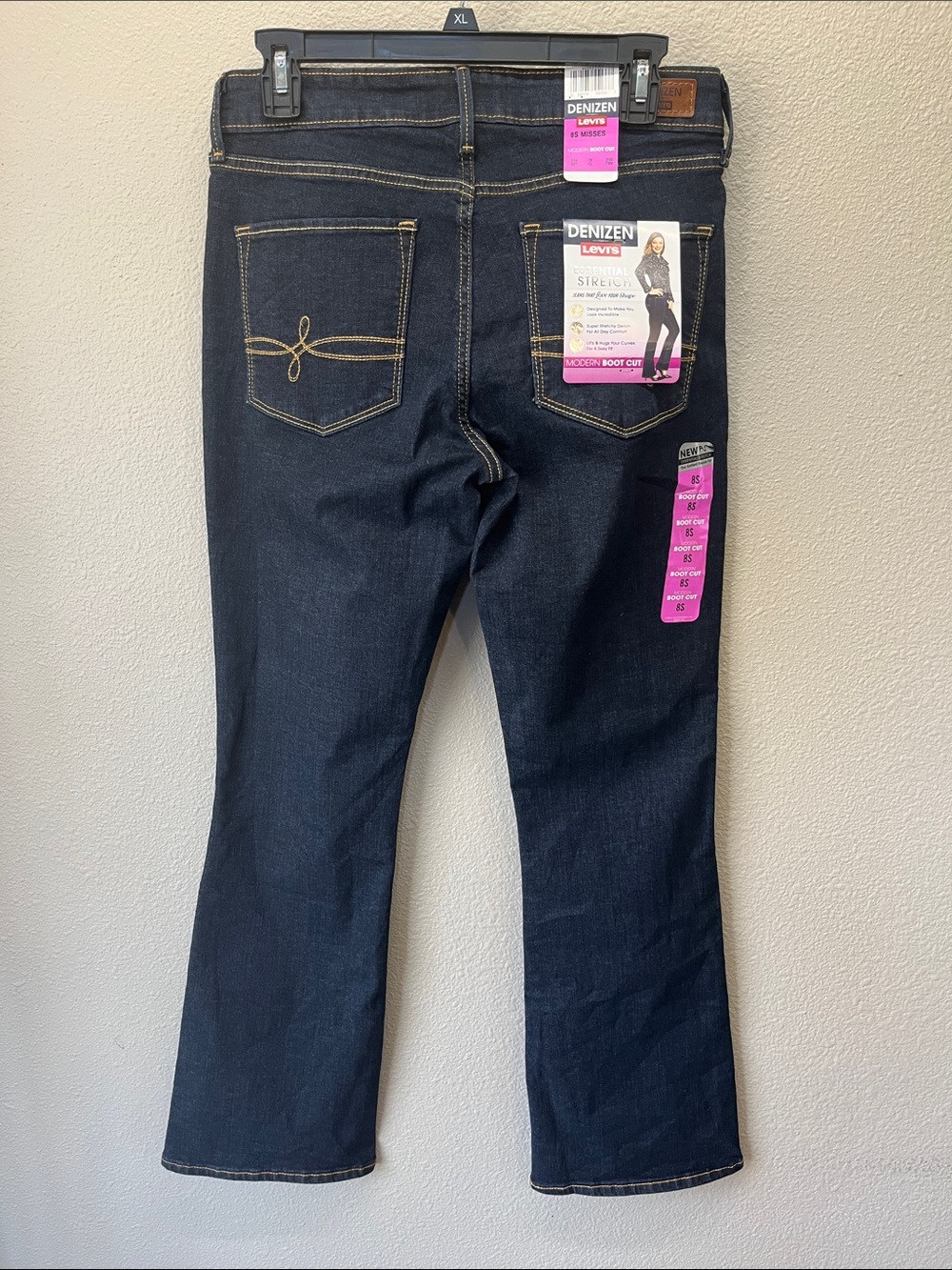 Denizen from Levi’s modern boot cut jeans. Size 8 short